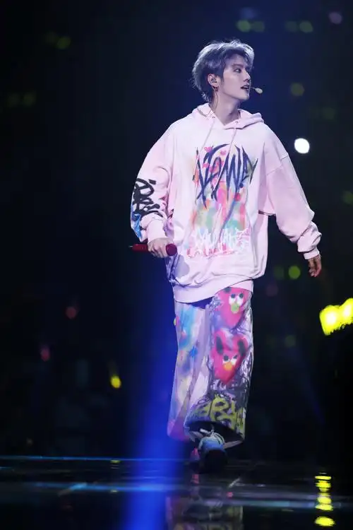 将音乐与时尚完美融合,彰显鹿晗独具一格的舞台魅力!