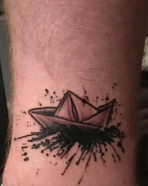 纹身小帆船男生手臂上黑色的纸船纹身图案