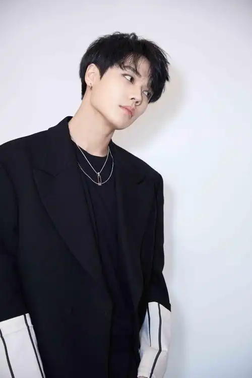 林彦俊黑色西装出席活动 钢琴键线条纹诠释绅士型格