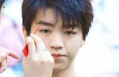 大多数都是素面朝天的样子,能不化妆就不化妆,但是易烊千玺颜好任性