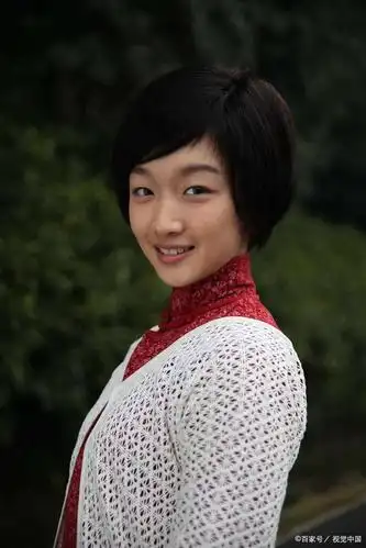 北影校花周冬雨,年纪轻轻就被衣服坑成30岁