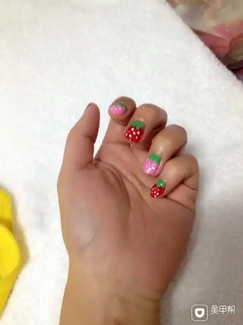 红粉白绿可爱草莓#草莓#美甲图片