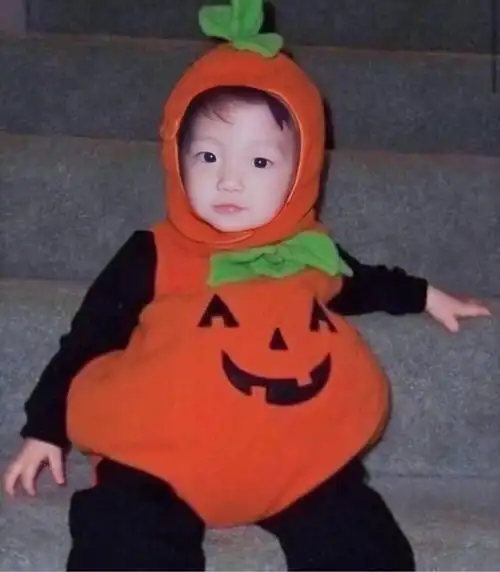 高清 非常全的伯贤小时候的照片(婴儿 童年时期)右边蓝衣服的好像妈妈