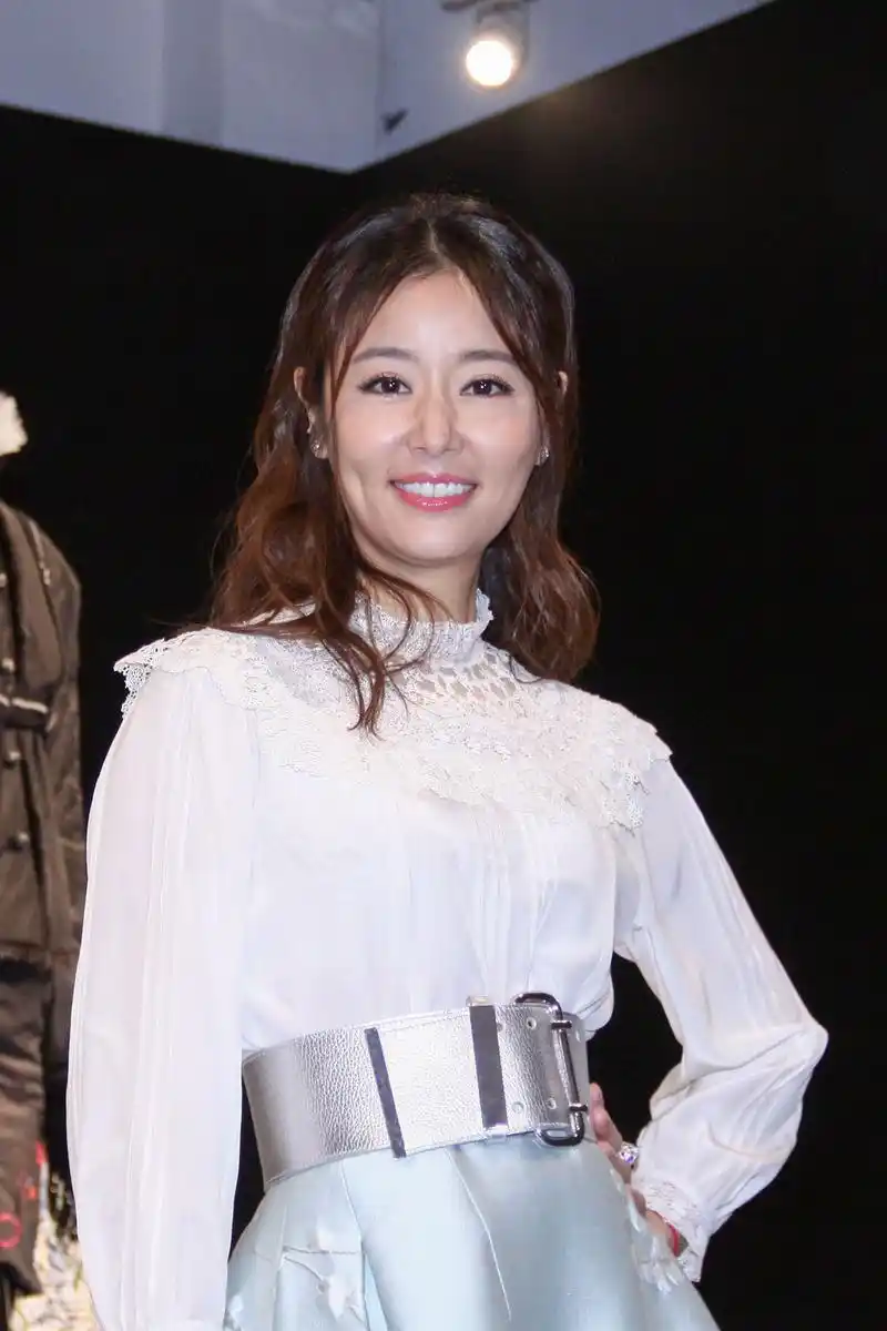 43岁林心如回应2胎传闻全程带笑,身材纤细肌肤紧致太美了