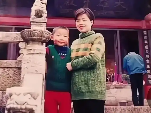 但是最近许敏的支持者又晒出了姚策童年照片,网友们再次为姚威的童年