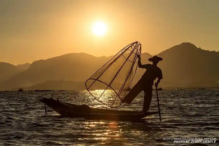 【缅甸】茵莱湖.夕阳下的捕鱼人