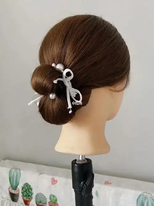 一款简单快速的韩式低盘发,精致又优雅