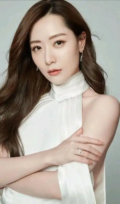 每日一星白冰身材窈窕皮肤光滑不愧是京城四大美女之一