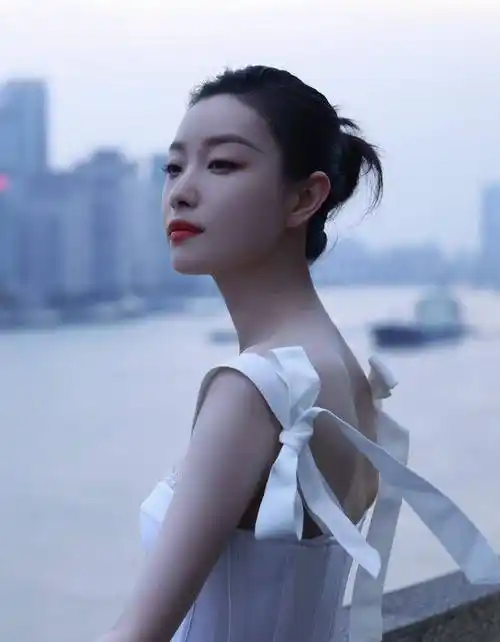 倪妮侧脸生图火上热搜,衣着清凉,美身材纤腰,皮肤白皙,好有气质_吊带