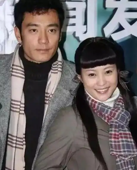 演员郝蕾与刘烨分开后44岁一个人带着双胞胎儿子