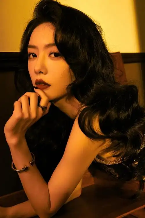 蔡文静超话#国剧盛典#红唇波浪卷发,一袭花朵刺绣鎏金裙.