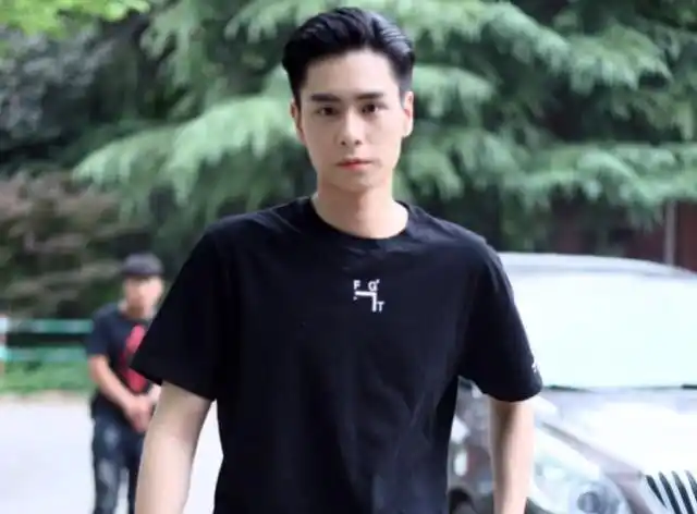 胡一天尝试大背头,着实考验五官,网友:我的少女心啊!