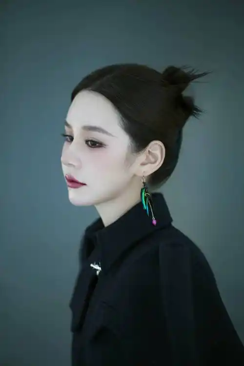 近日,演员邱意浓的一组新中式风写真曝光,镜头前的邱意浓身着廓形上衣