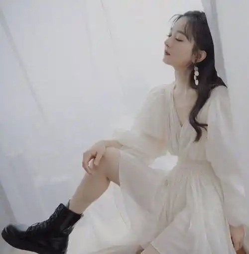 赵丽颖身穿泡泡袖白纱裙出席活动,搭配波浪编发和小皮靴,又仙又酷