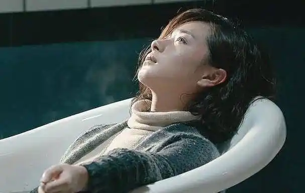 正当红时怀孕产女,半个娱乐圈送来祝福,而女儿生父至今仍是个谜_万茜