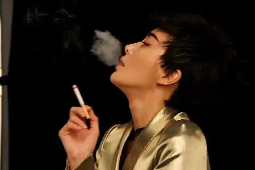 李小璐是老烟民自曝14岁就开始学抽烟拍戏时经常犯烟瘾