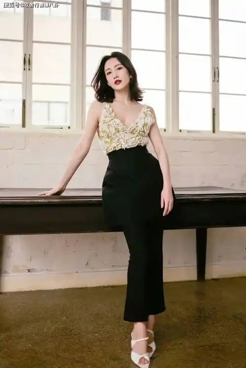 41岁王鸥晒最新美照,穿吊带秀好身材,明艳动人十分性感