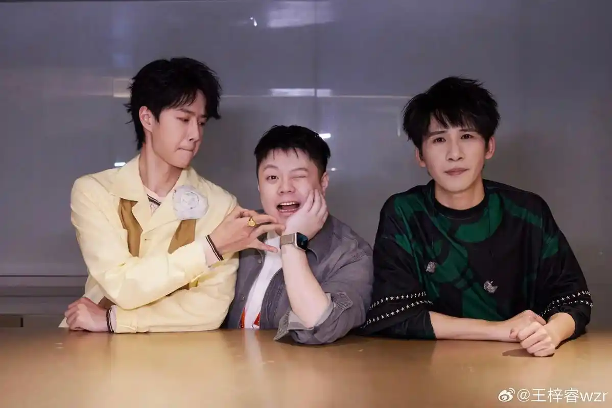 王一博 #大合照 真是个小调皮啊0909 - 抖音