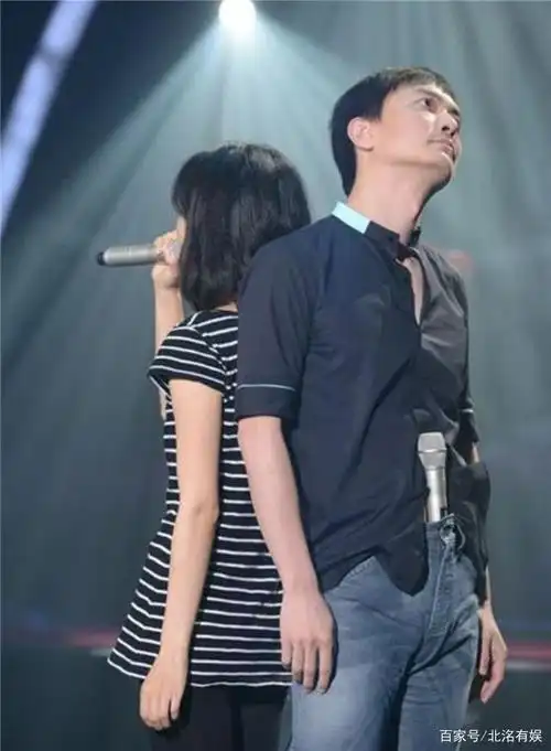 "歌红人不红"的黄龄:恋上大18岁李泉,直言理想型是赌王准女婿窦骁