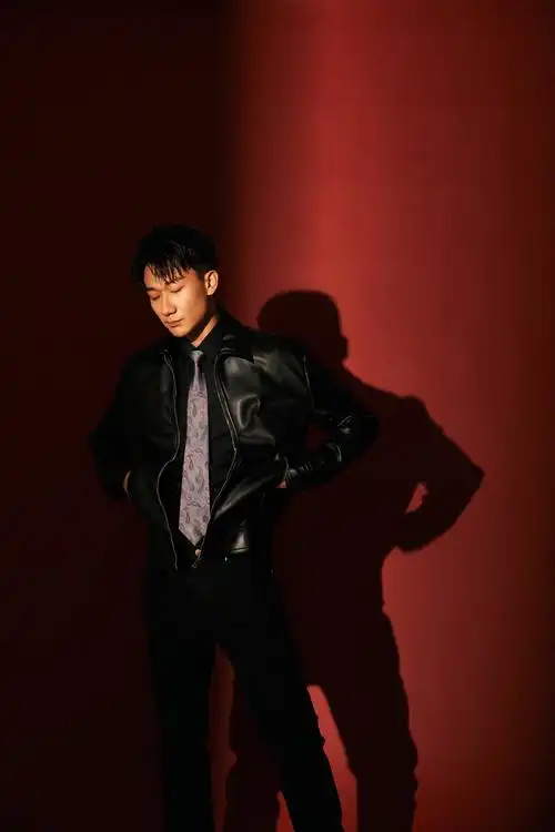 吴昊宸"新年红"大片释出 情绪光影交织尽显雅痞率性__凤凰网