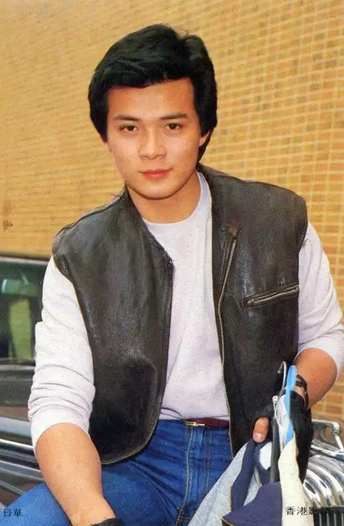 盘点80年代香港帅气男明星刘德华梁朝伟周润发黄日华他们那时都好青涩