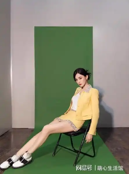 古力娜扎奶黄色短裙大秀长腿雪肤玉貌曼妙身材美呆了