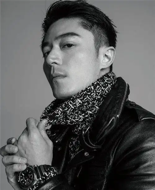 霍建华黑白造型大吐烟圈造型超级man林心如眼光还真不错