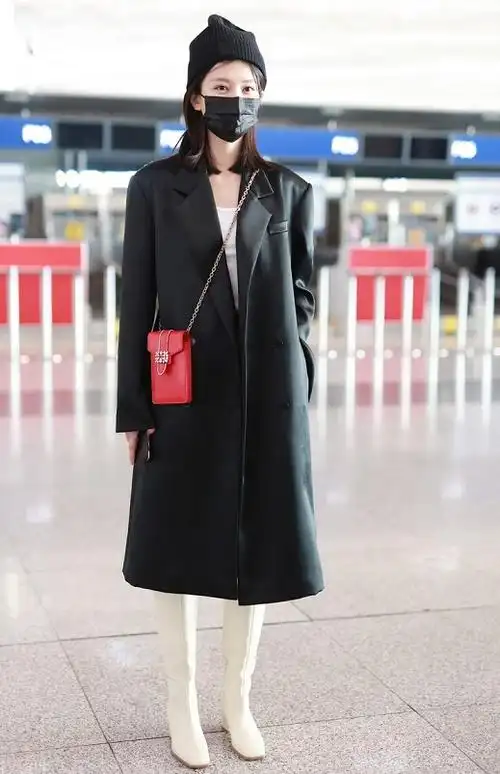 乔欣真会穿黑色大衣和白色的长筒靴凸显出时尚感凸显出时尚感