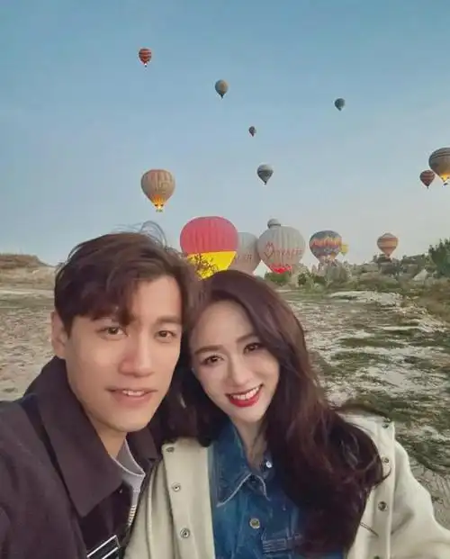 陈乔恩和老公晒照庆祝结婚2周年两人越来越有夫妻相登对养眼