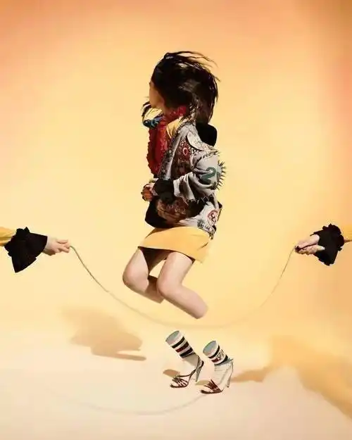 拍摄了一组同款宣传海报,令人眼前一亮:虽然被赋予了"女版伊藤润二"的