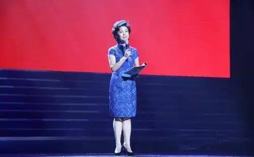 原创电视女主播海霞身材和颜值虽不是最高但气质比董卿强两倍