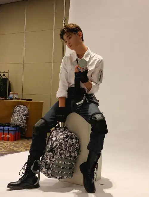 黄明昊的腿都有人踩