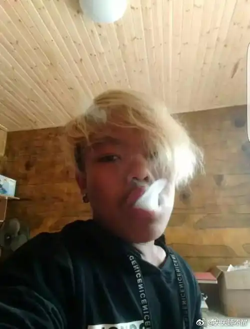 请用四个字形容我的颜值 「搞笑贴」