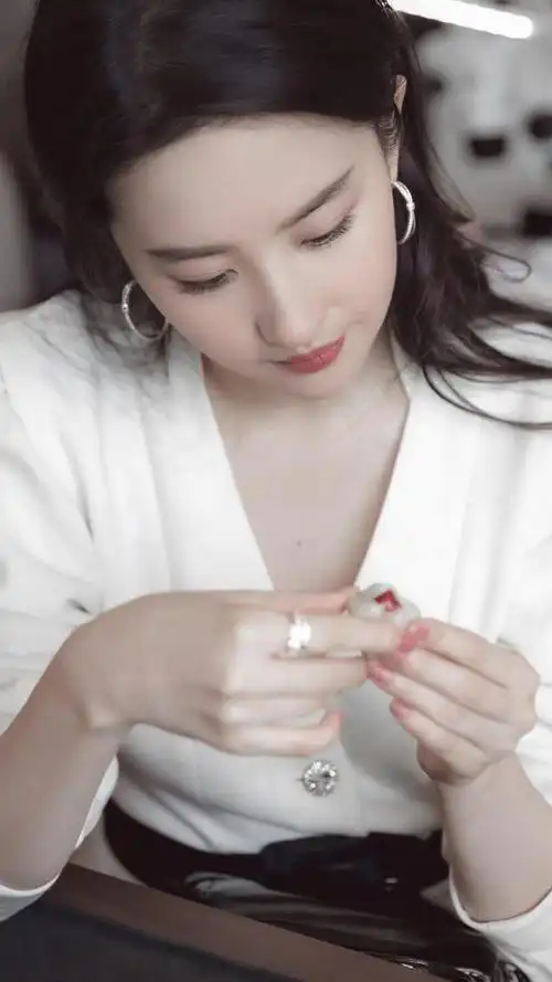 刘亦菲久违亮相活动复古上衣配百褶裙化身珠光宝气的中国公主