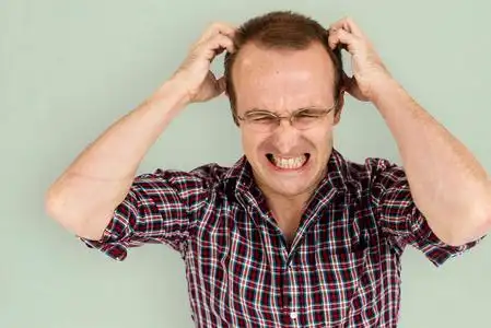 尖叫抓头男人图片