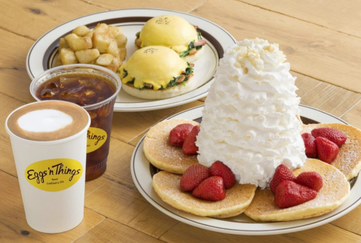 他家的奶油松饼真实物绝对如图,在松饼上堆了高高的纯奶油,再用不同的