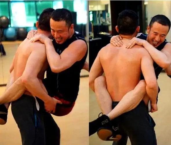 揭秘47岁歌手杨坤直播为何满脸通红?健身照片曝光看得人面红耳赤