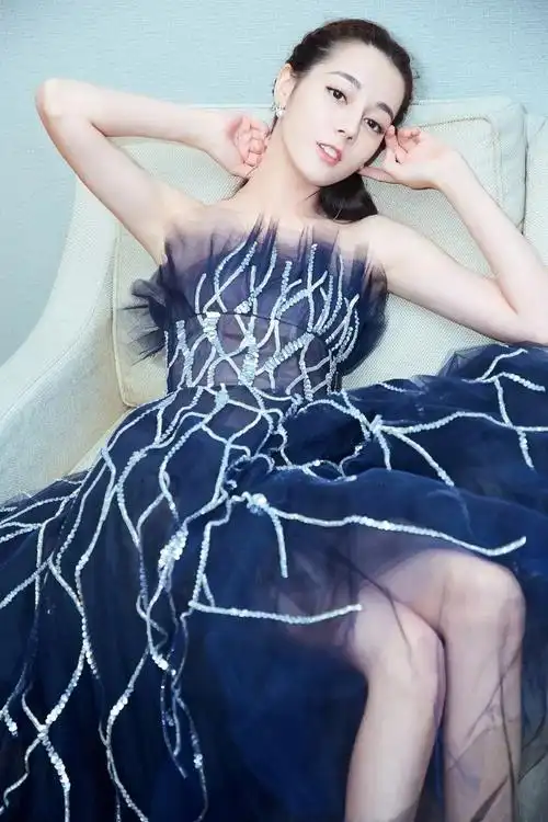 迪丽热巴纱裙长腿令人心动