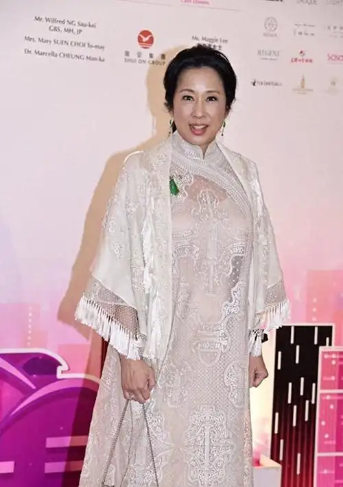 65岁朱玲玲戴千万珠宝亮相:穿中式长裙显贵气,富态十足眼神犀利