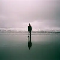 求一个男生坐在海边看海的伤感头像