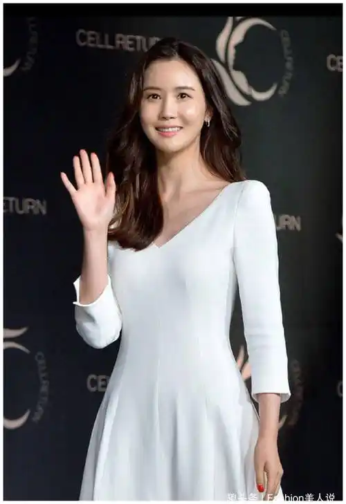 原创35岁李多海现身穿简约小白裙搭微卷长发气质优雅女神范
