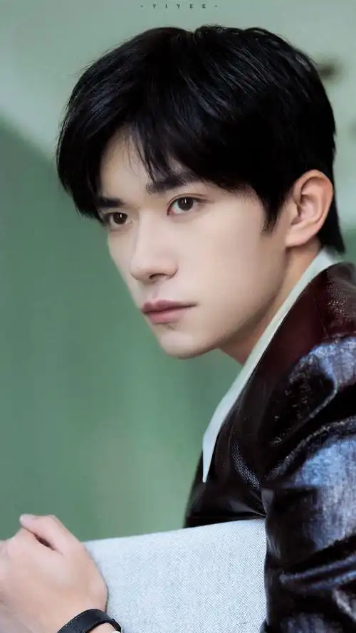 #易烊千玺复古红皮衣##易烊千玺二三逢时戢鳞风起##vogue时尚之力盛会