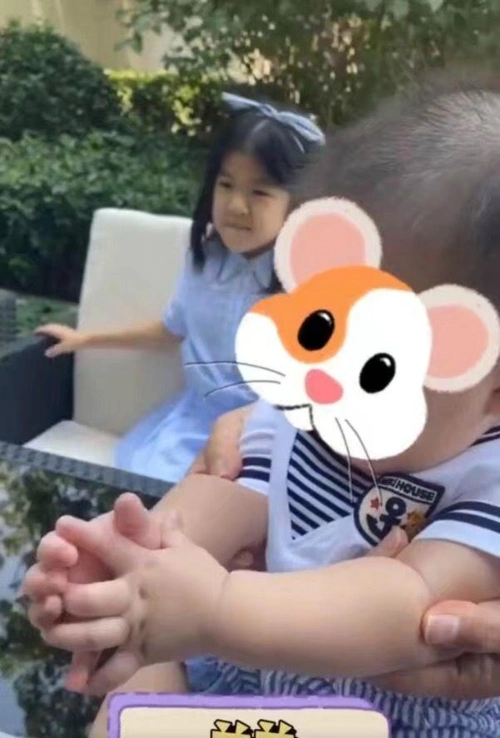 葛荟婕可以放心了!章子怡和继女相处融洽,二胎儿子露正脸像汪峰