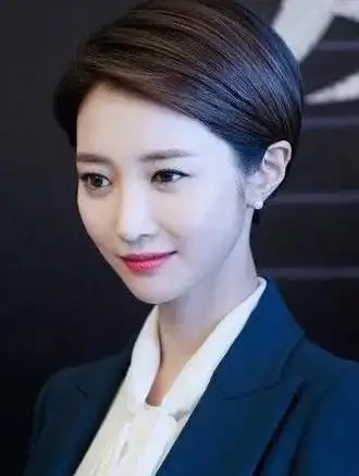 女生脸尖适合什么发型 脸型短方咬肌大适合什么发型