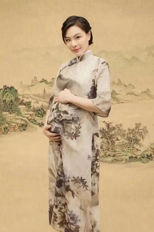 跳水女皇吴敏霞近况,孕味十足,身材依然很好,与老公一起拍写真