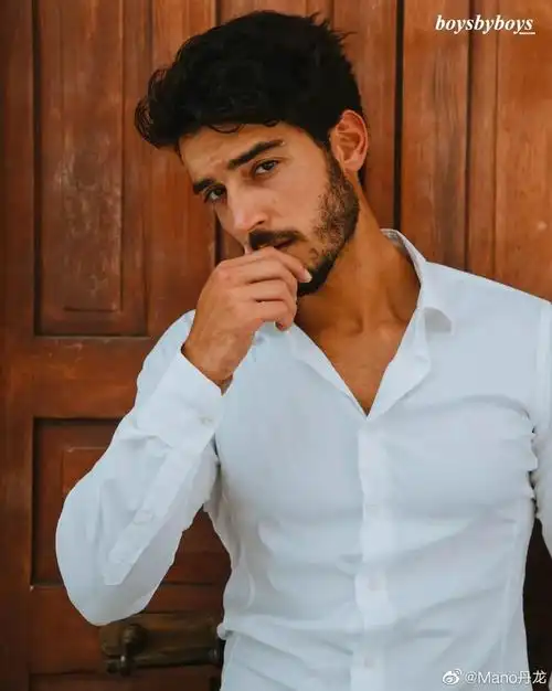 络腮胡肌肉帅哥brunobyaldomorbioni