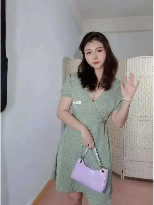 168130斤梨形身材出门相亲