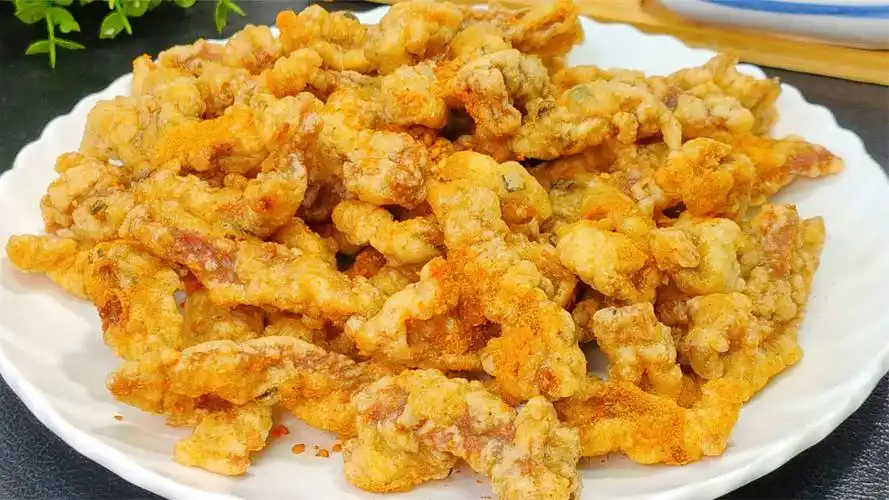 炸酥肉到底用面粉还是淀粉?大厨教你一招,根根酥脆,凉了不回软