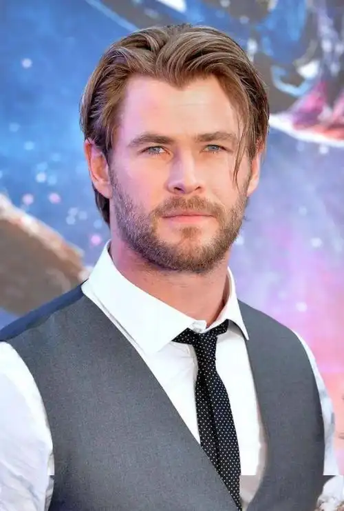 剧中"东尼史塔克"的痞富帅形象深受影迷喜爱,剧里外一席"小胡子"让