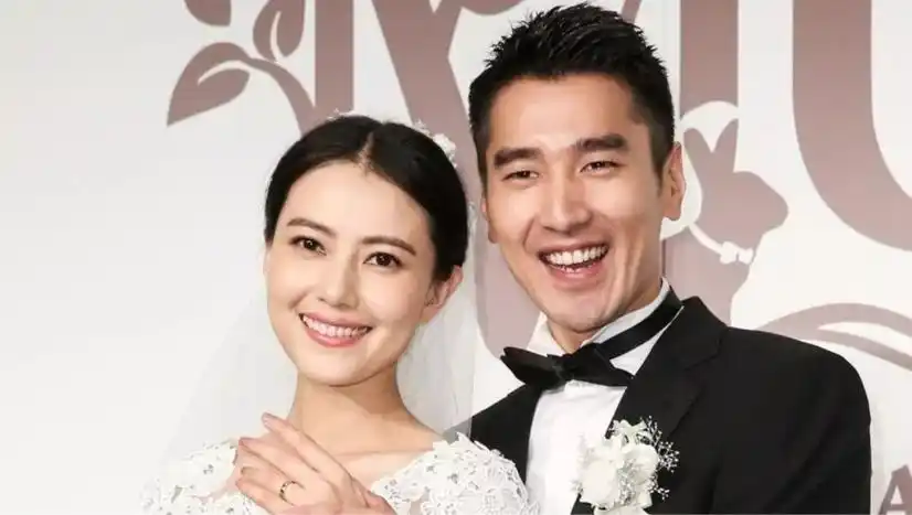 赵又廷高圆圆合体接娃,紧抱老婆撒娇不撒手,女儿见爸爸飞奔入怀